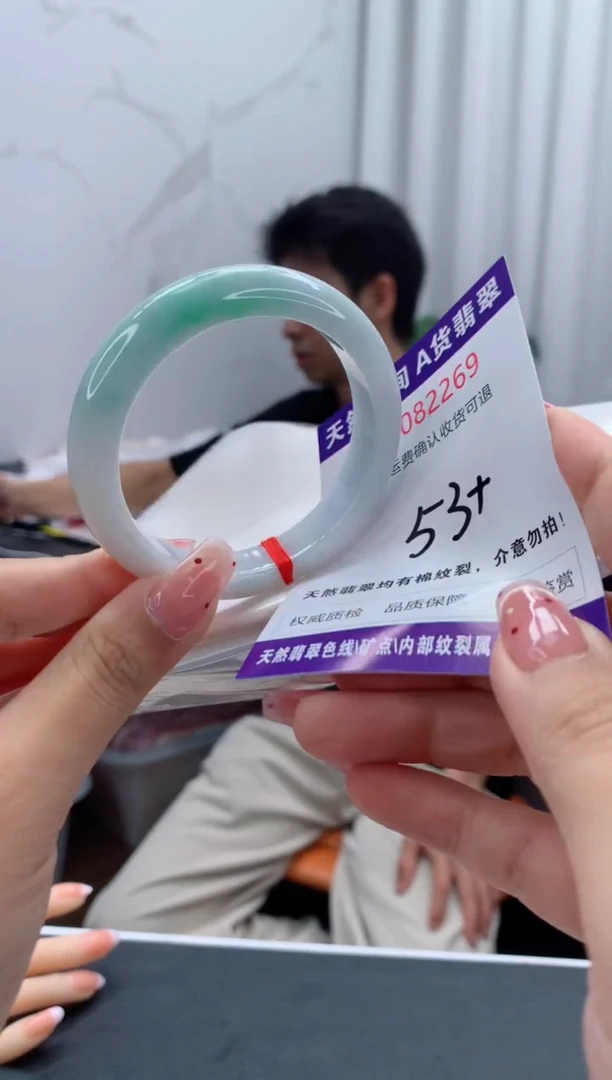 未镶嵌手镯翡翠有纹，完美者勿拍