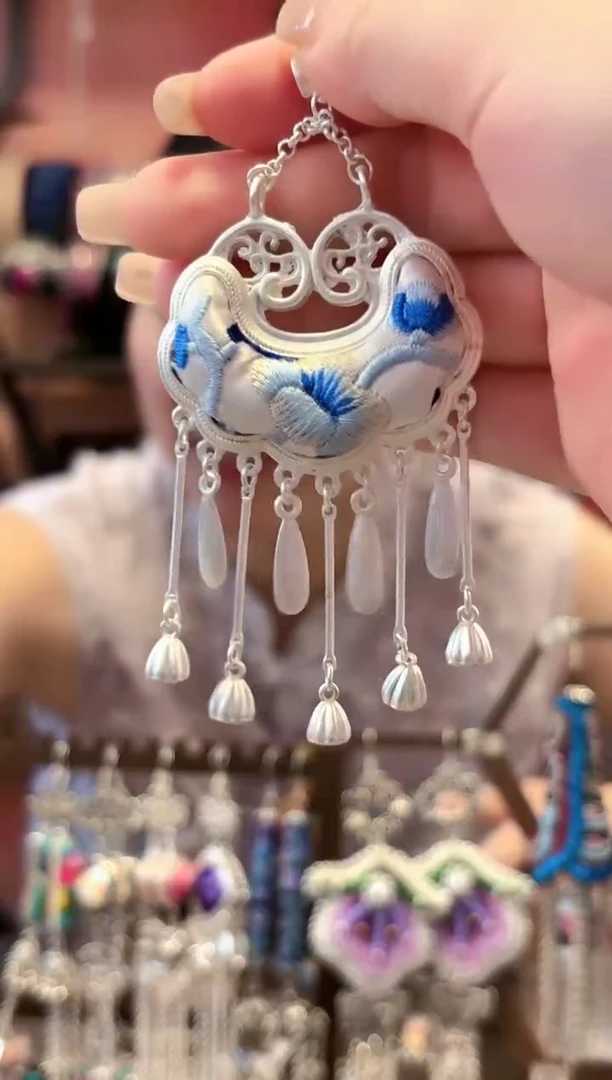 织绣云织谣民族风精美饰品  321