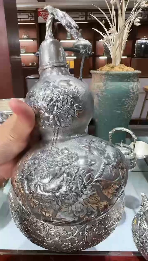 准*镜足银999精工手工牡丹鏨刻葫芦酒壶