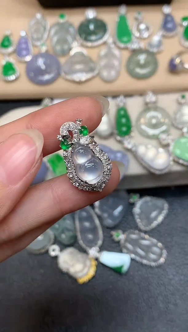 颈饰18K金镶嵌翡翠葫芦【无服务费