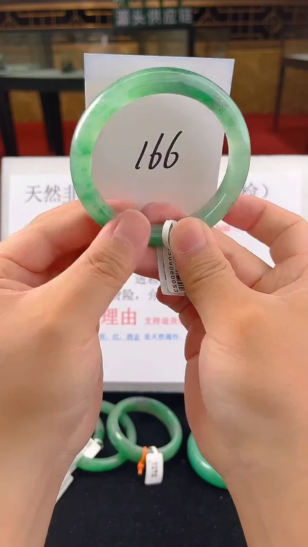 未镶嵌手镯石英质玉（非洲翠）微瑕一经发货运费不退介意勿拍