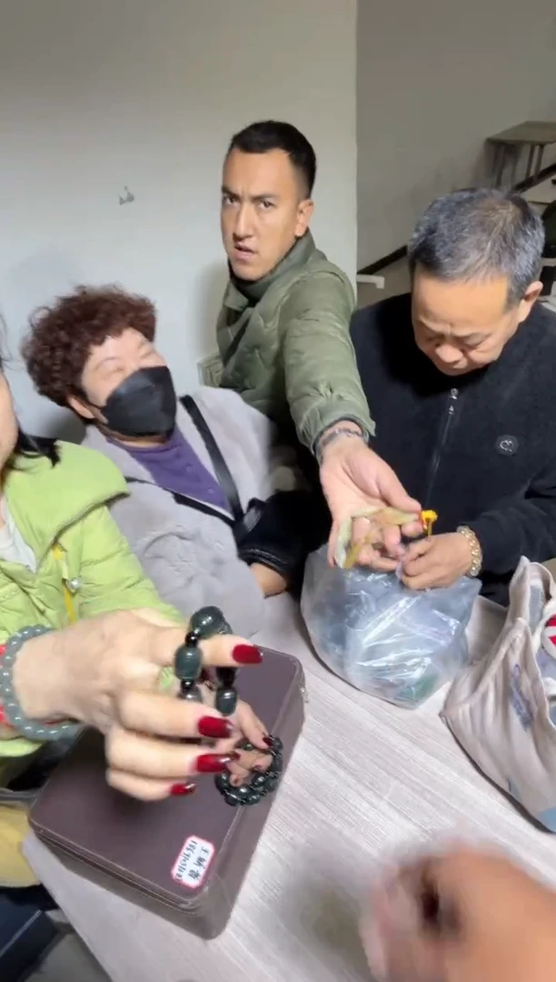 未镶嵌和田玉（糖玉）挂件和田玉