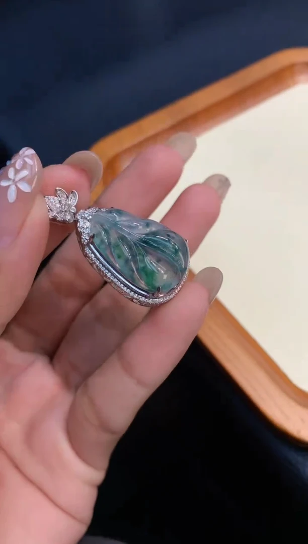颈饰18K金镶嵌翡翠1