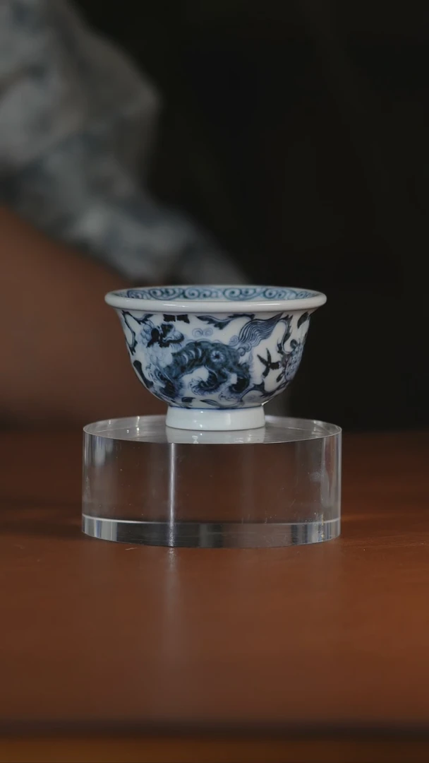 青花双狮压手杯