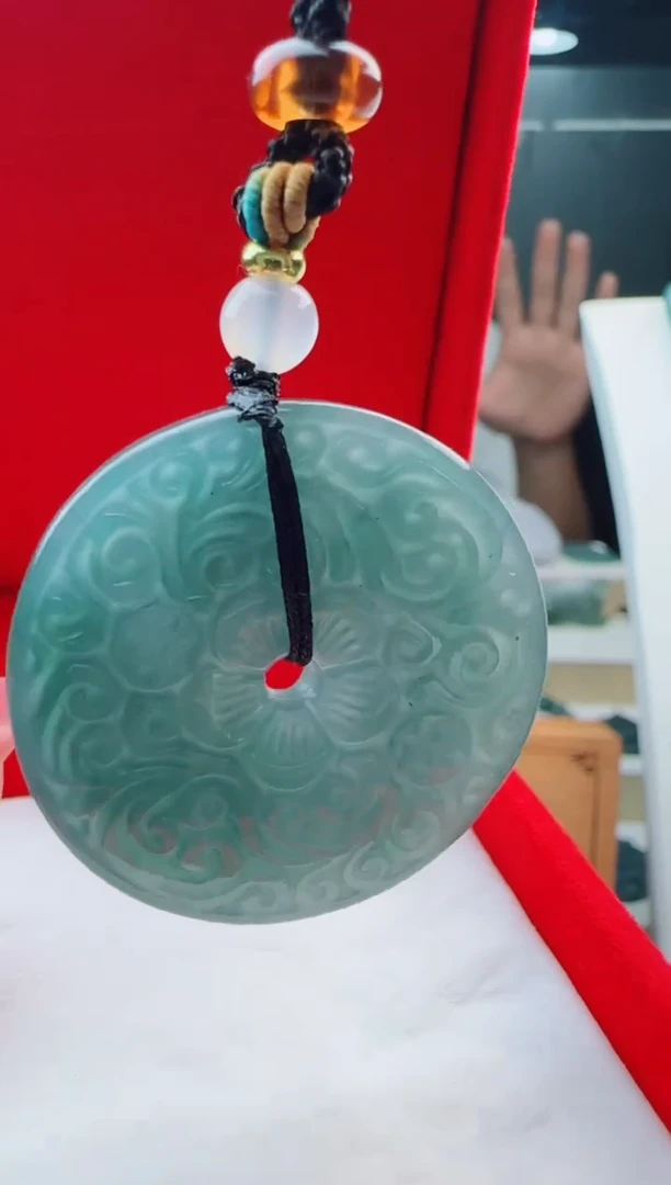 翡翠未镶嵌颈饰多样性发货其中一件