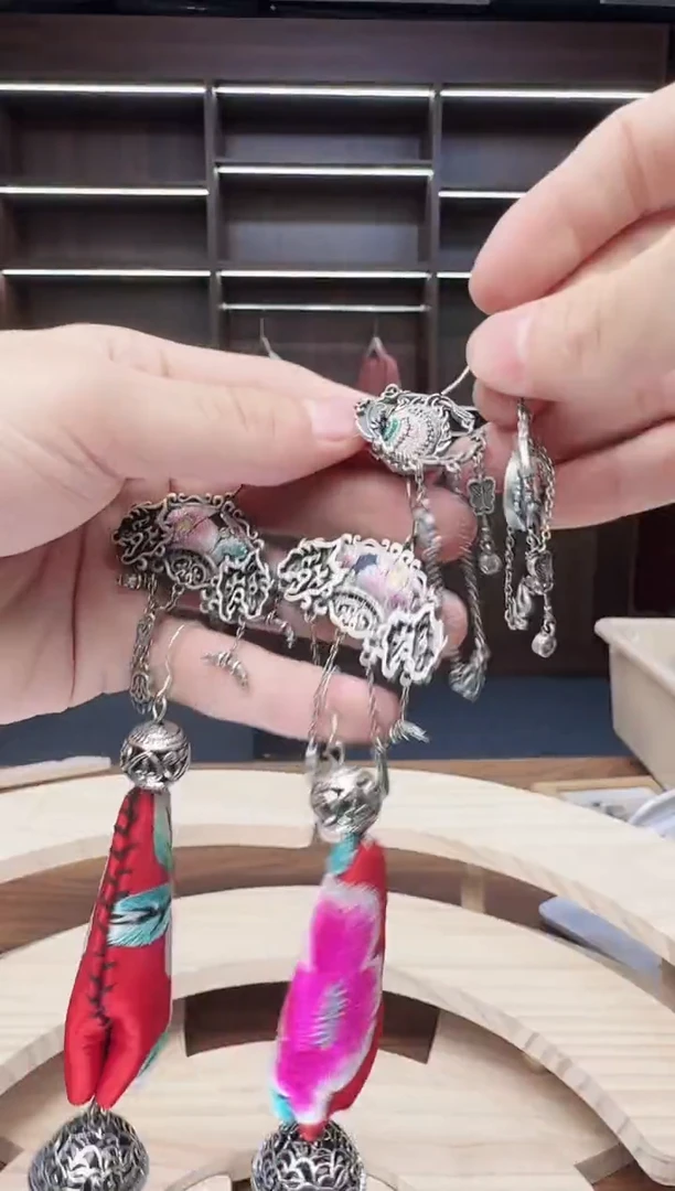 织绣200蒙阿苏苗绣传承