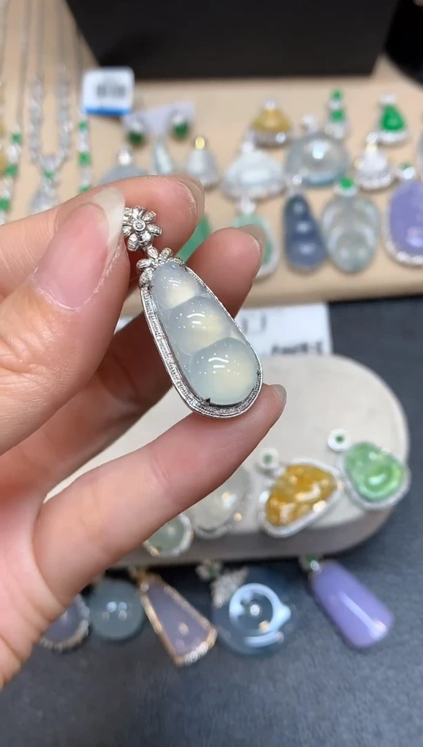 颈饰18K金镶嵌翡翠福豆【无服务费