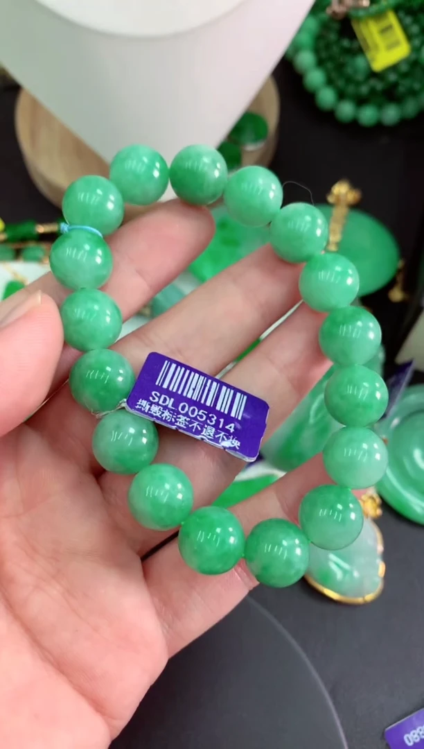颈饰未镶嵌翡翠挂件