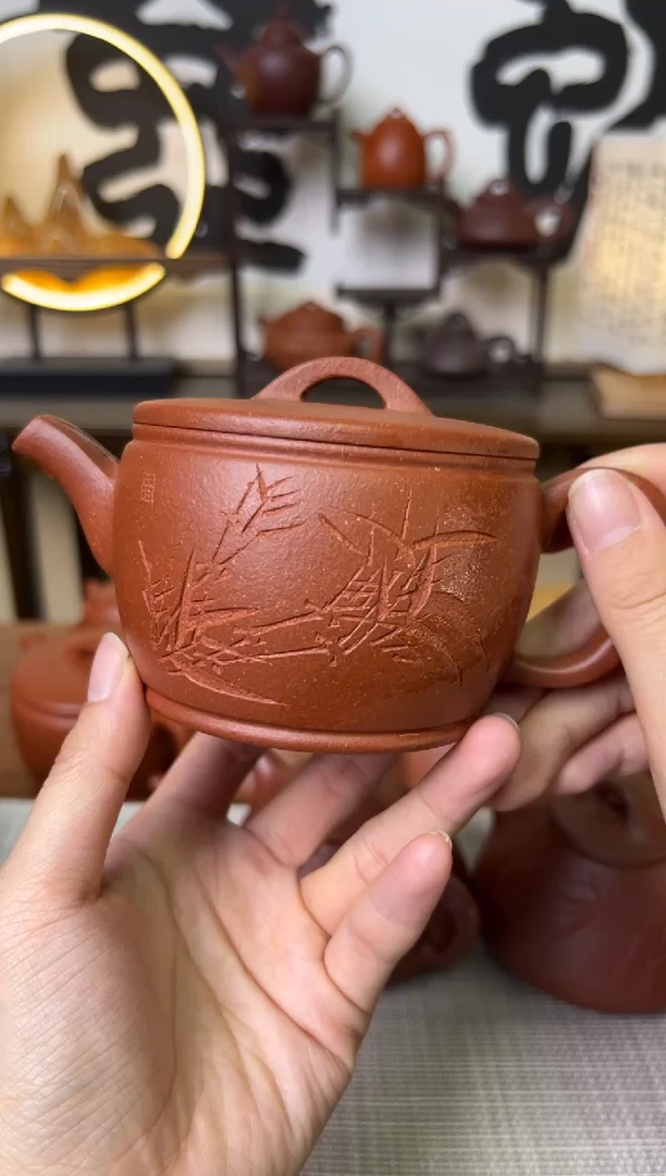 【闪购商品】段泥茶壶红降坡汉瓦壶竹刻