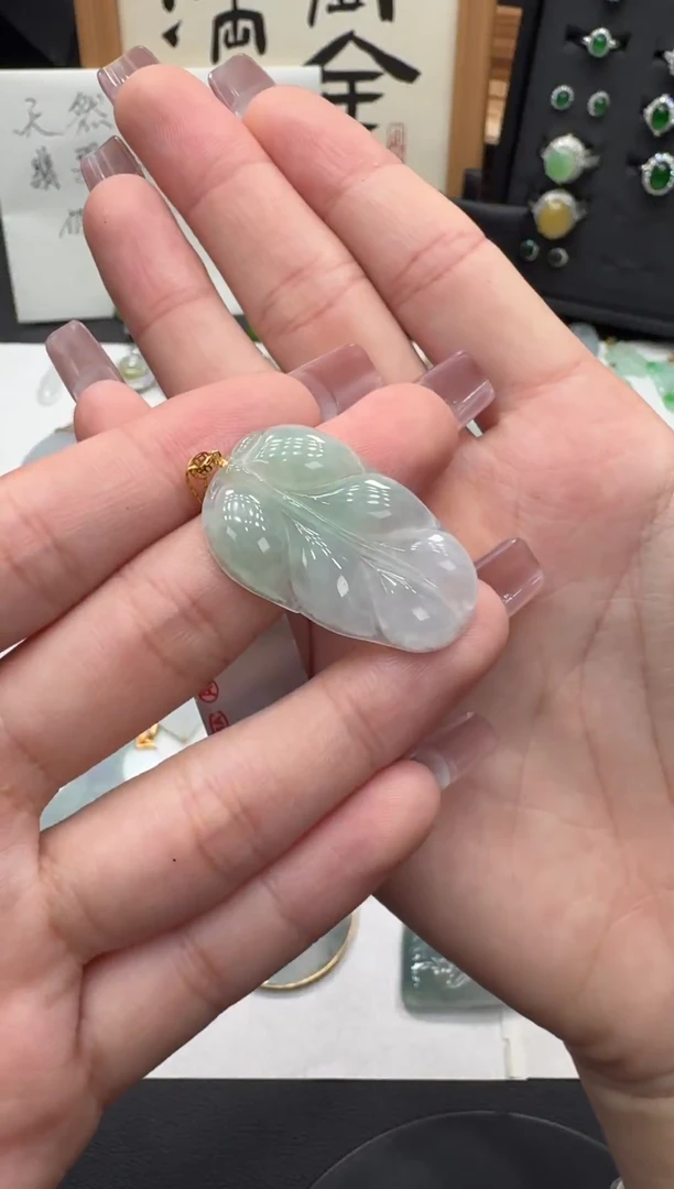 颈饰18K金镶嵌翡翠吊坠