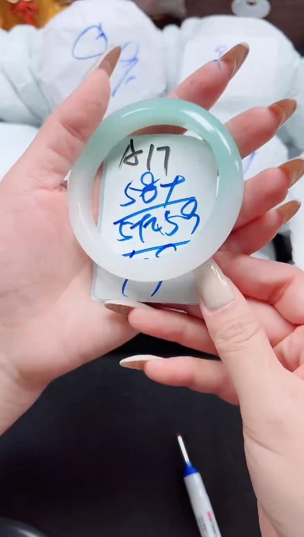 未镶嵌手镯石英质玉58+圈口编号：A17