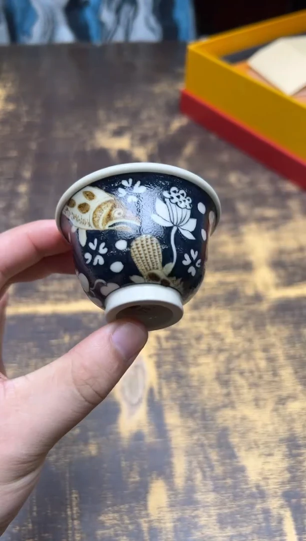 戏墨釉里金蓝地鱼藻小压手杯