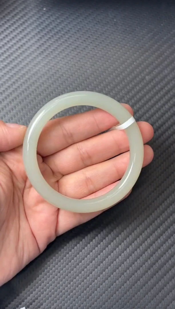 未镶嵌手镯和田玉且末微色差近矿55