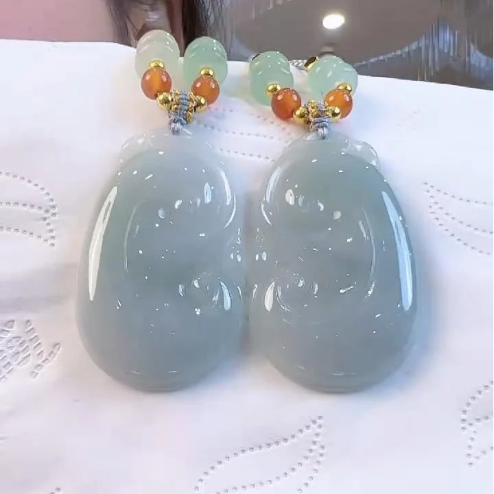 天然翡翠A货冰如意吊坠送绳子 高45+宽27+厚6+（多样性发其中一个）