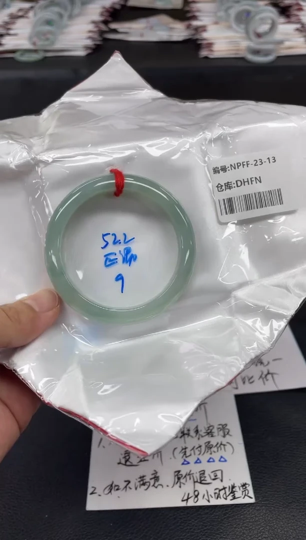 翡翠手镯未镶嵌翡翠手镯