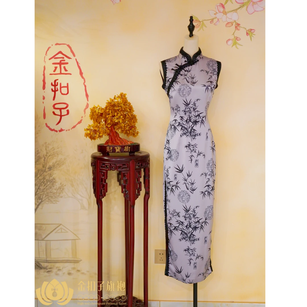周氏金扣子香云纱印花竹叶旗袍
