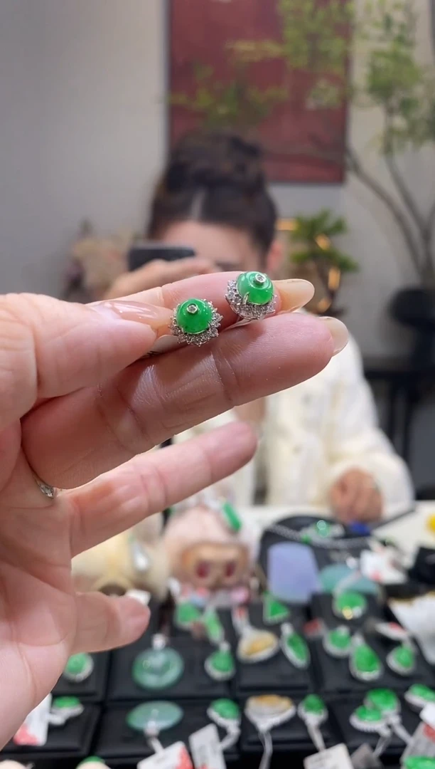 18K金镶嵌翡翠耳饰耳钉