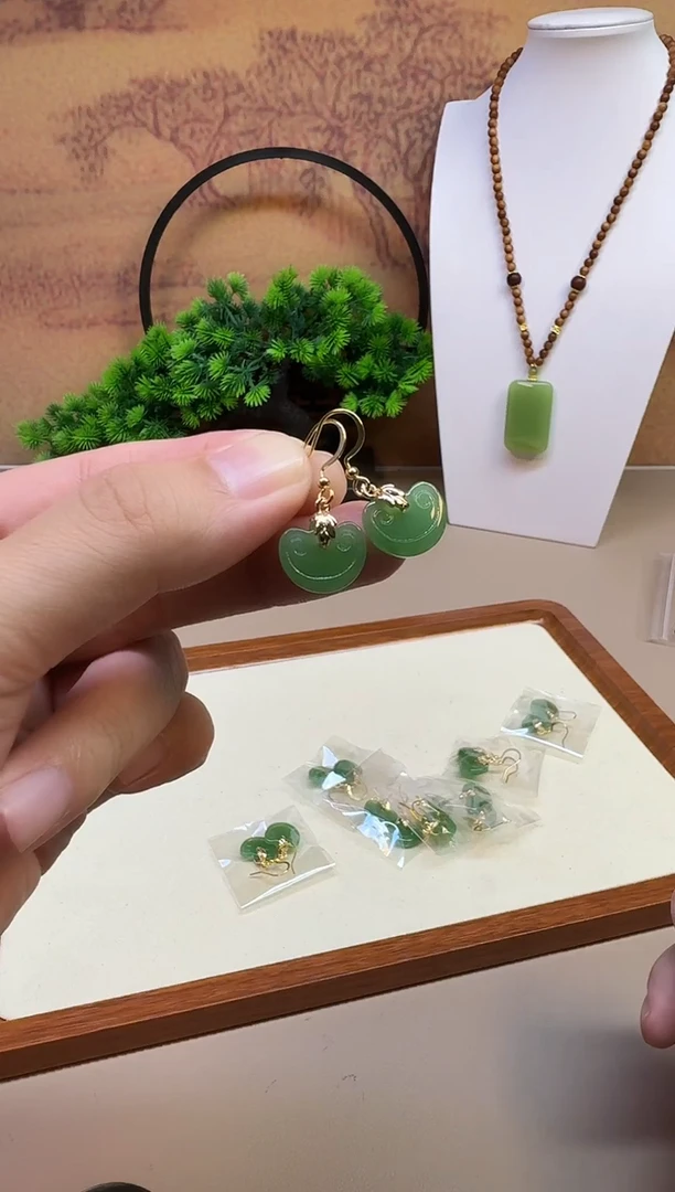 14K金镶嵌和田玉耳饰E246