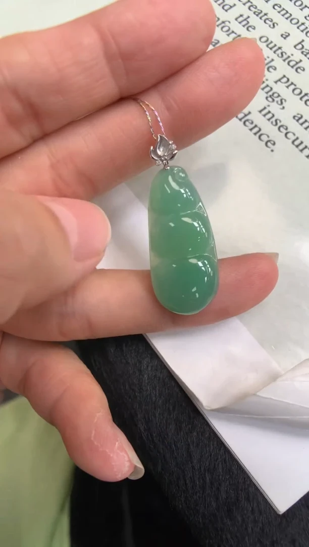 翡翠18K金镶嵌颈饰福豆