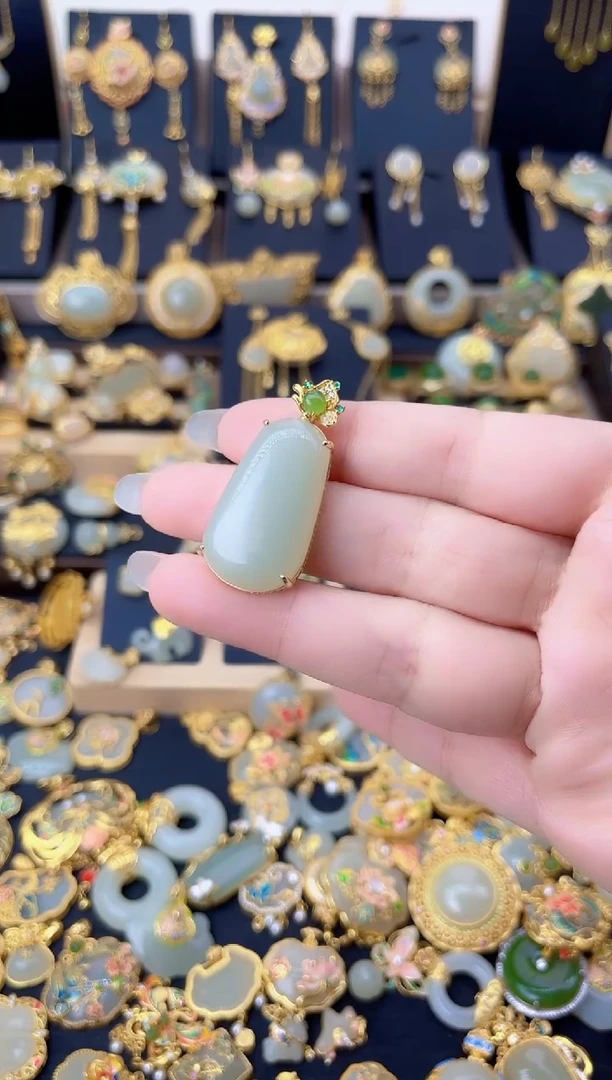 颈饰银S925镀金镶嵌和田玉蝴蝶无事牌吊坠