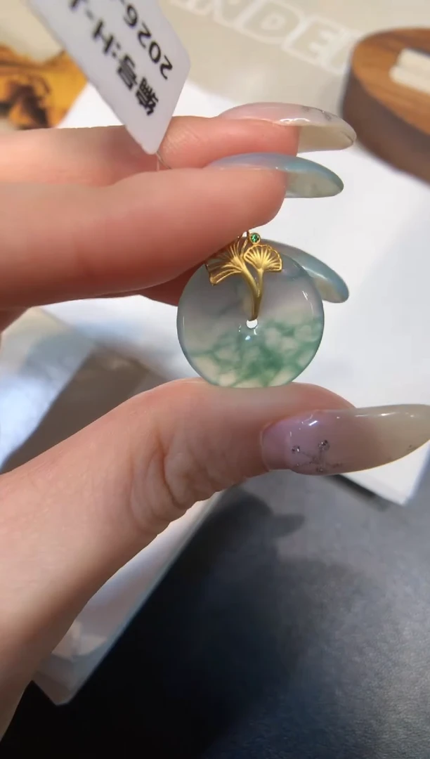 颈饰18K金镶嵌翡翠平安扣