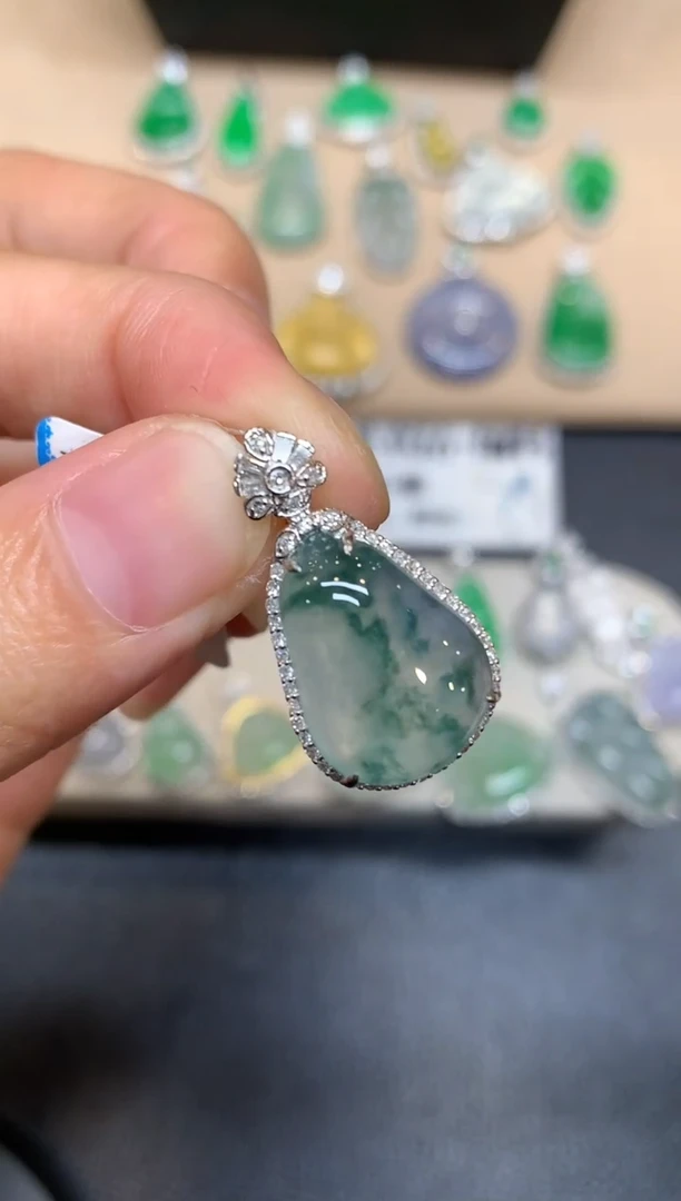 颈饰18K金镶嵌翡翠福瓜【无服务费