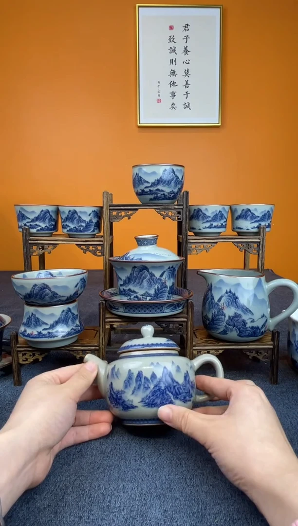 清**来景德镇釉里红8件套加壶