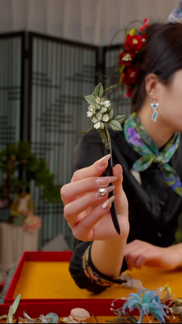 刺绣蓝**蝶非遗苏绣绒花