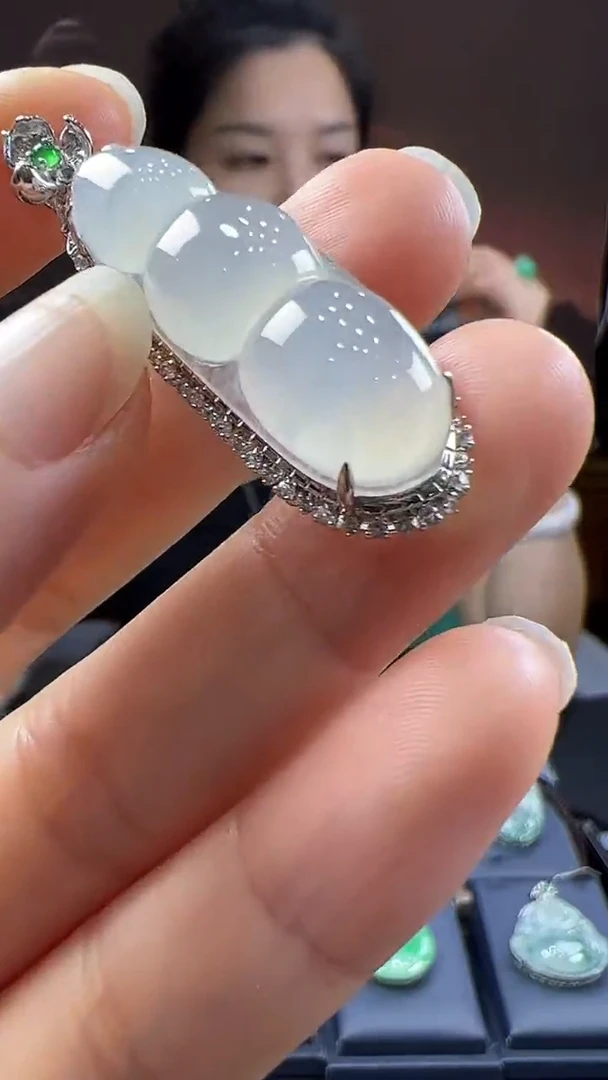 18K金镶嵌挂件翡翠豆子