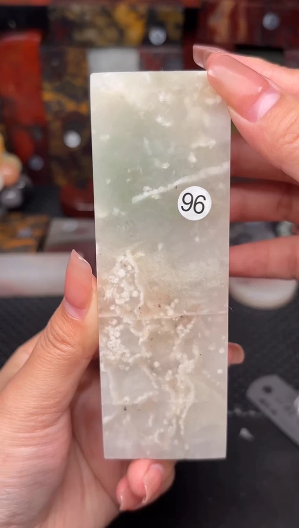 玉桂林鸡血玉摆件 编号：96