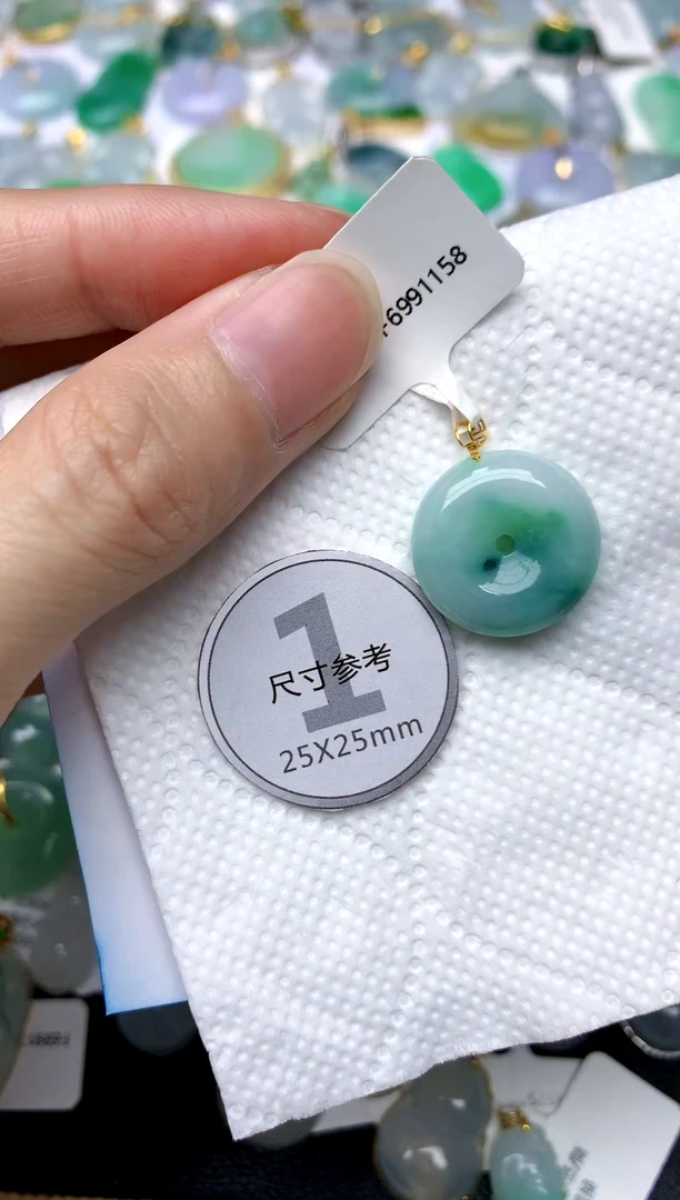 颈饰18K金镶嵌翡翠天然A货翡翠