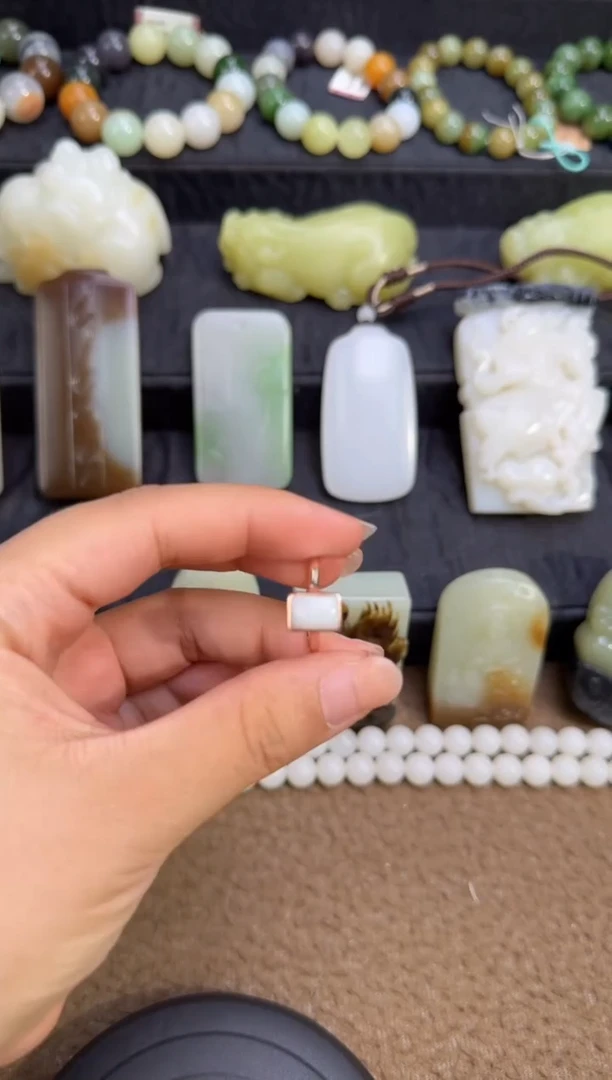 未镶嵌戒指和田玉戒指