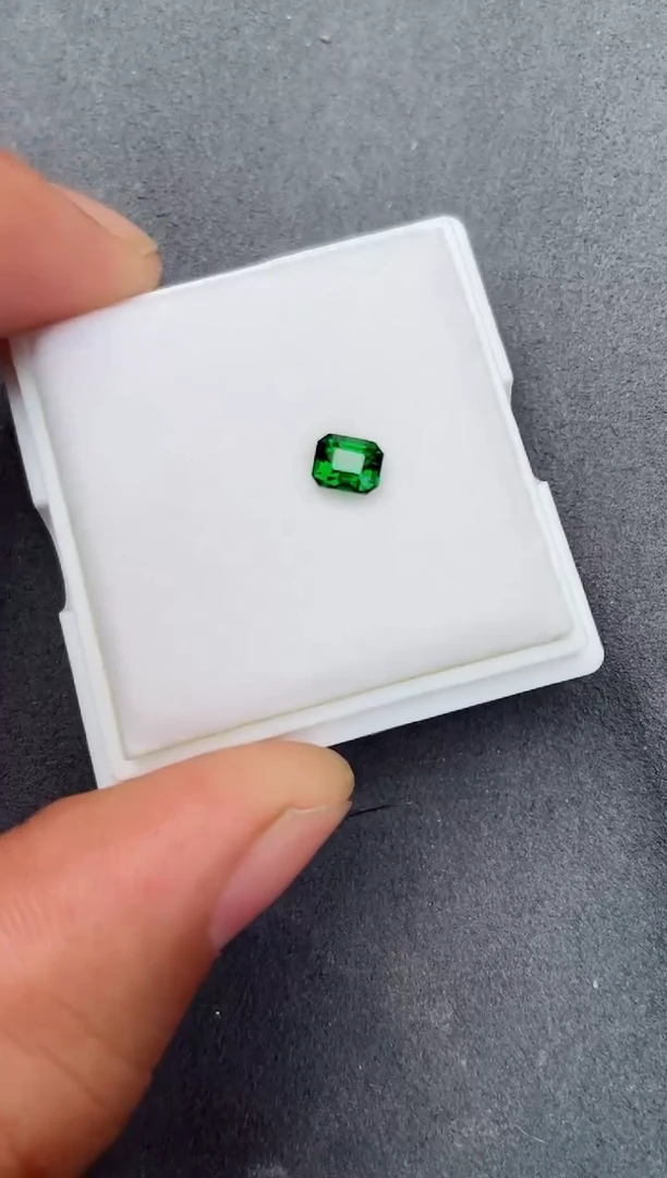 未镶嵌裸石石榴石（沙弗莱）0.72ct