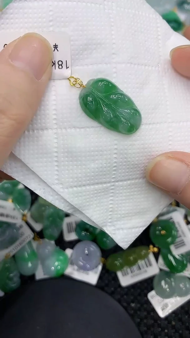颈饰18K金镶嵌翡翠111111111
