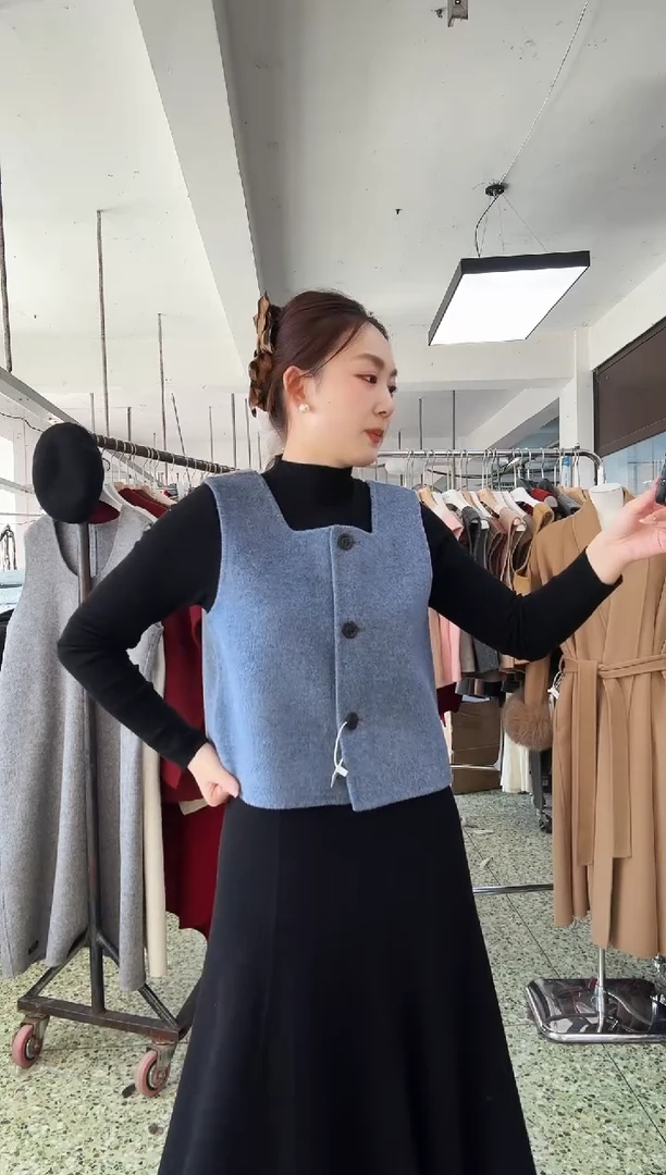 三粒扣海蓝色马甲