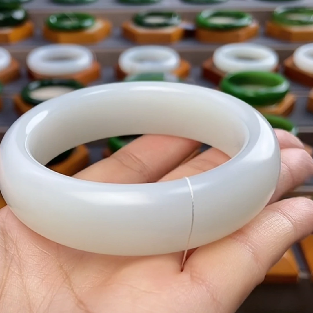 【君君推荐】山流水羊脂玉手镯 Q