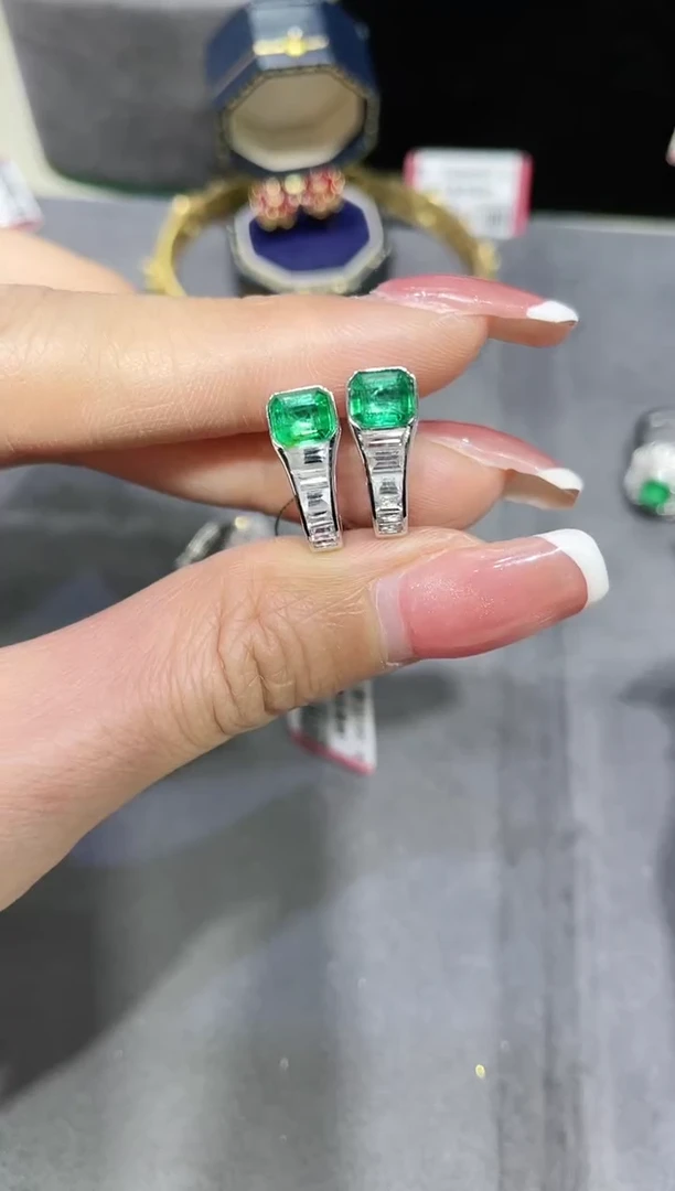 18K金镶嵌祖母绿耳饰