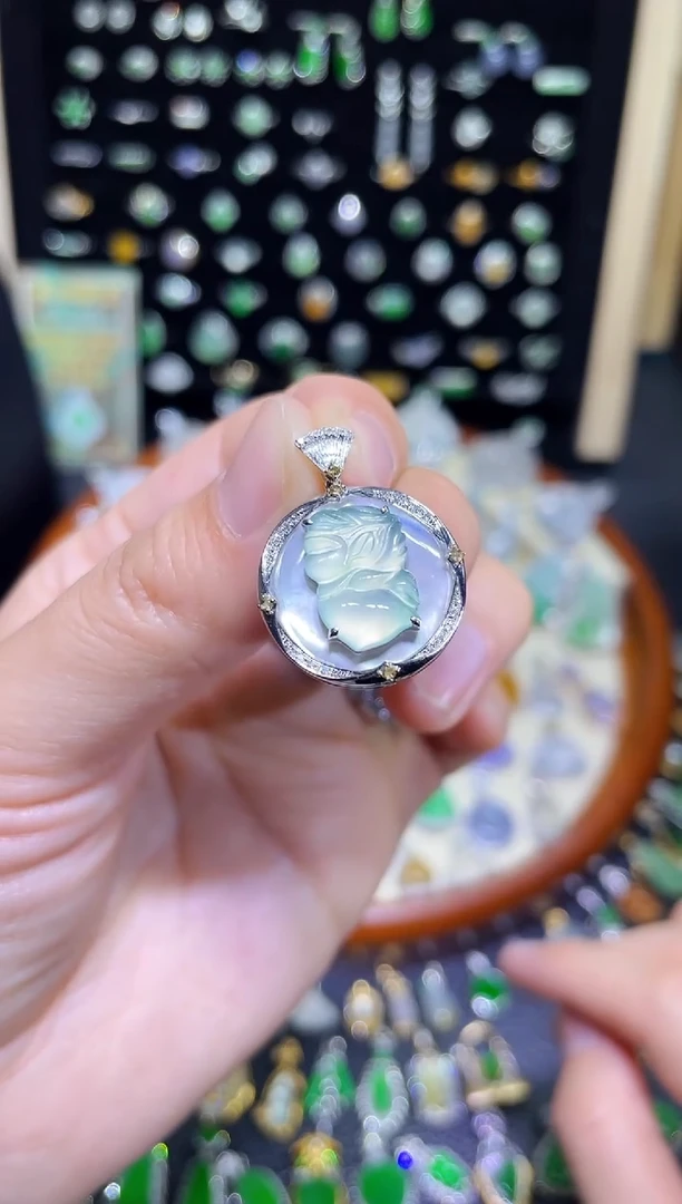 【闪购商品】翡翠颈饰18K金镶嵌玻璃种花仙子吊坠