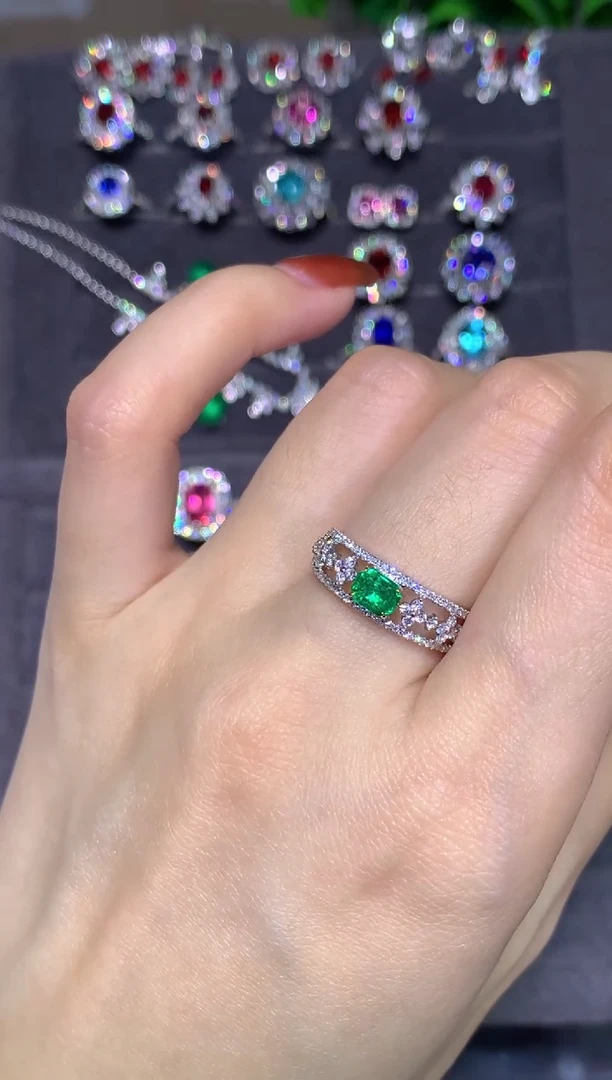 18K金镶嵌戒指祖母绿0.55CT