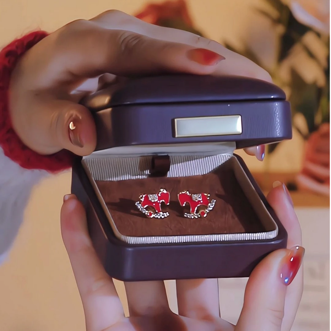 铜合金耳饰 新款红色小马耳钉女高级感独特小众设计马年耳饰女