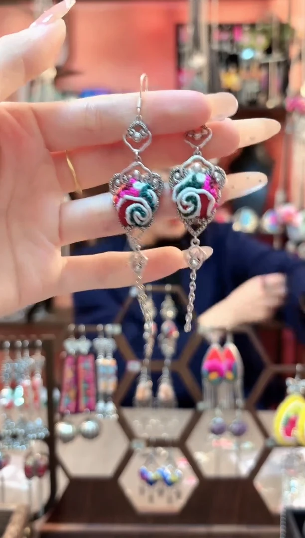 织绣云织谣民族风精美饰品 189*