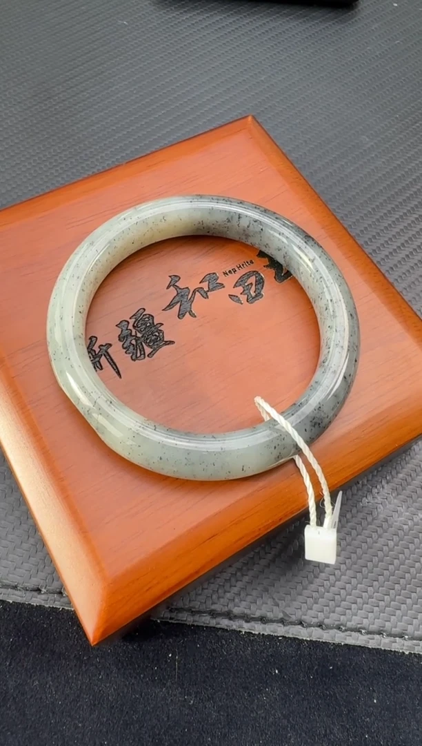 未镶嵌手镯和田玉（子料）散墨微色差青花57+手镯确认返150米