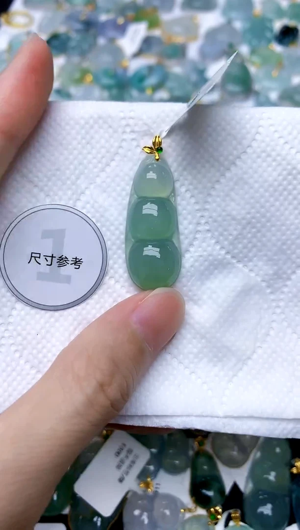 颈饰18K金镶嵌翡翠天然A货翡翠