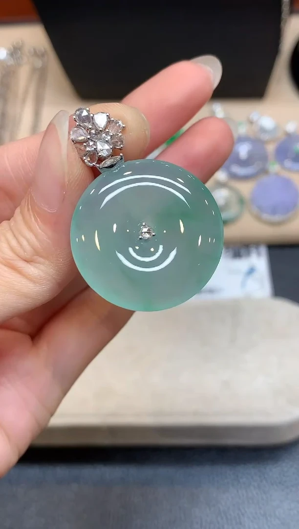 颈饰18K金镶嵌翡翠平安扣【无服务费