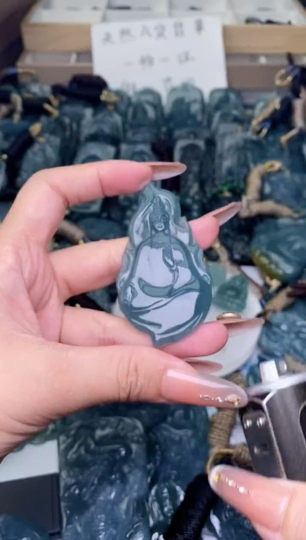 颈饰未镶嵌翡翠