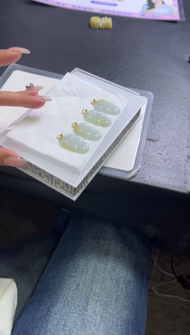 颈饰18K金镶嵌翡翠V32 /多样性发一件/配绳子