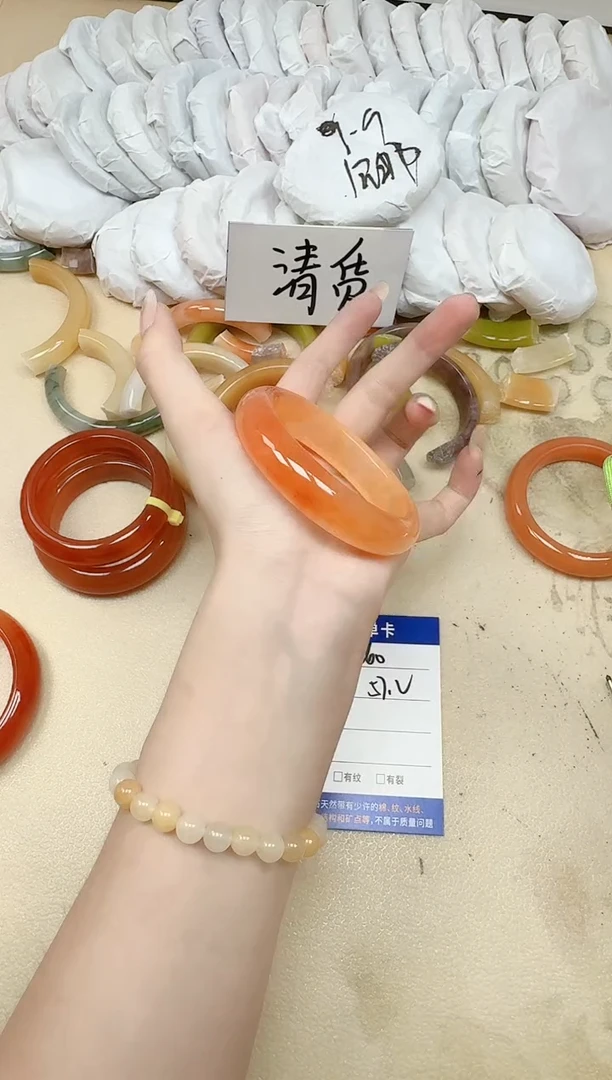 未镶嵌手镯石英质玉260/57.2