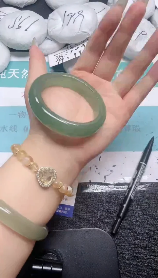 未镶嵌手镯石英质玉70-54