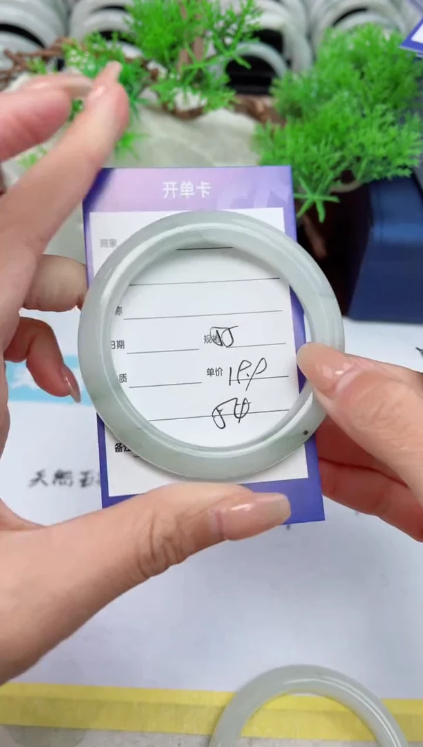 【闪购商品】石英质玉手镯未镶嵌54