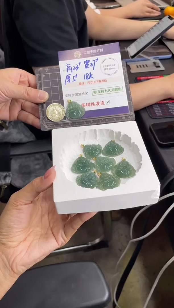 18K金镶嵌挂件翡翠油青佛公FL11多样性发其一CP配绳